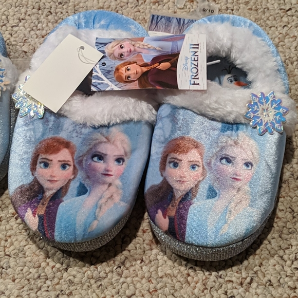 Disney Frozen 2 slippers - Picture 1 of 4
